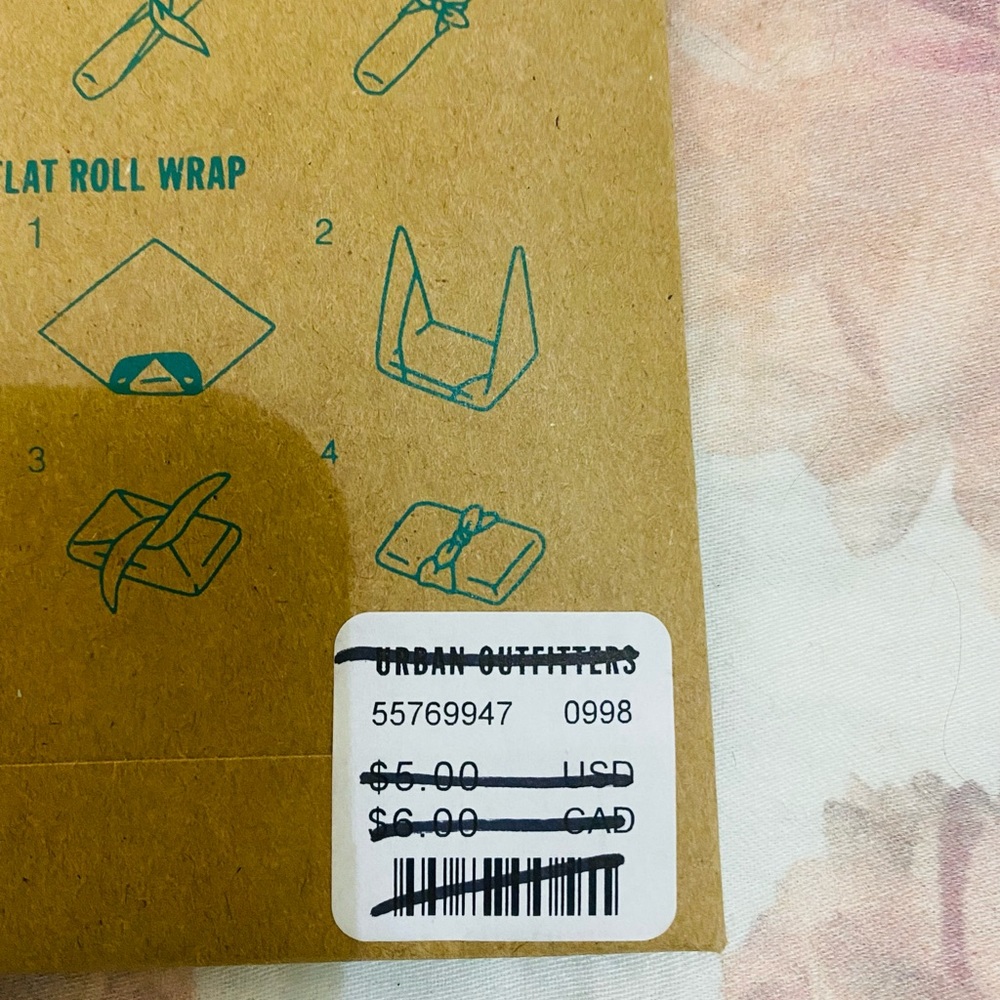 🆕 UO Community Cares + Big Brothers Big Sisters Reusable Holiday Gift Wrap Set - Picture 6 of 6